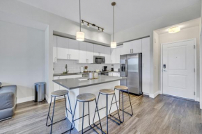 Sunny 1BR Unit With Free Parking Prime Location